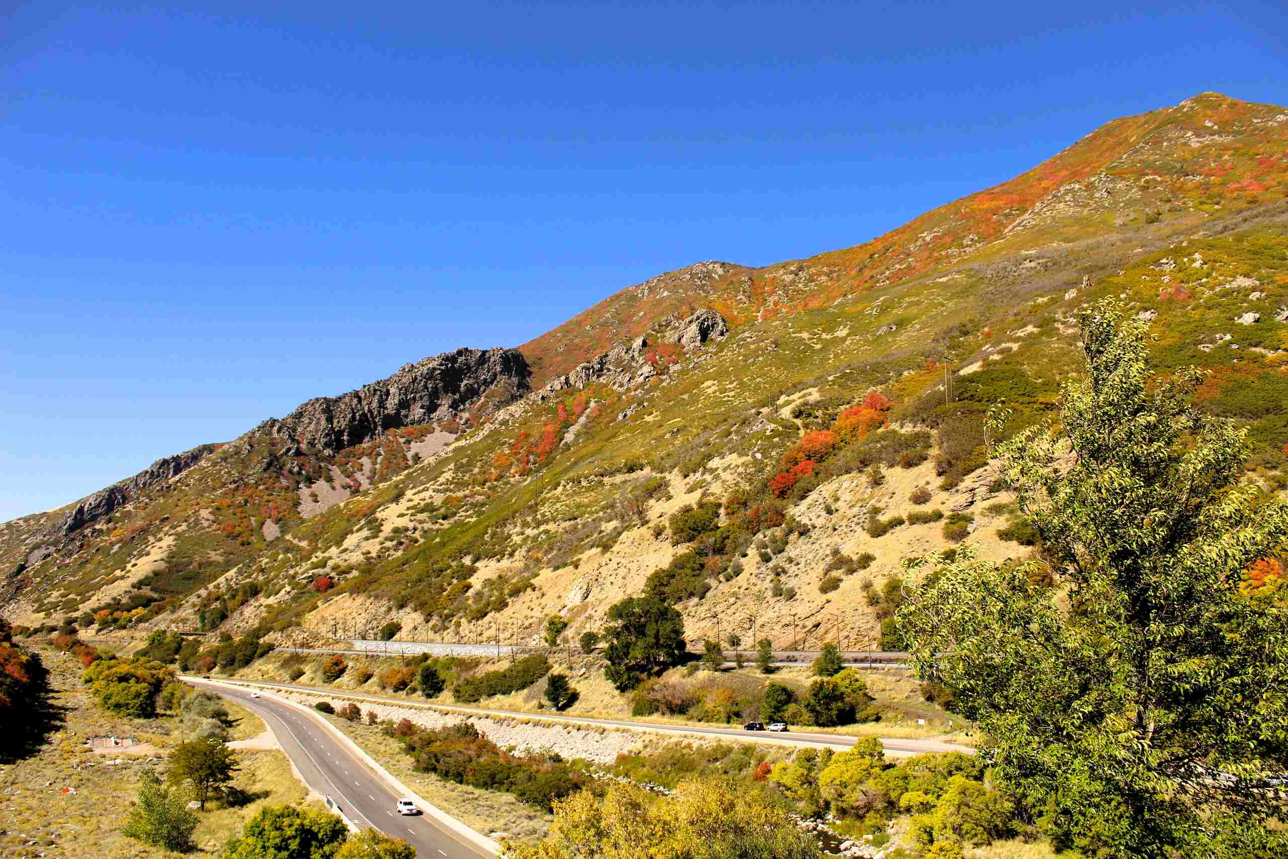 Steep downhill grades on I-84 in Weber Canyon affecting truck accident liability and stopping distances.