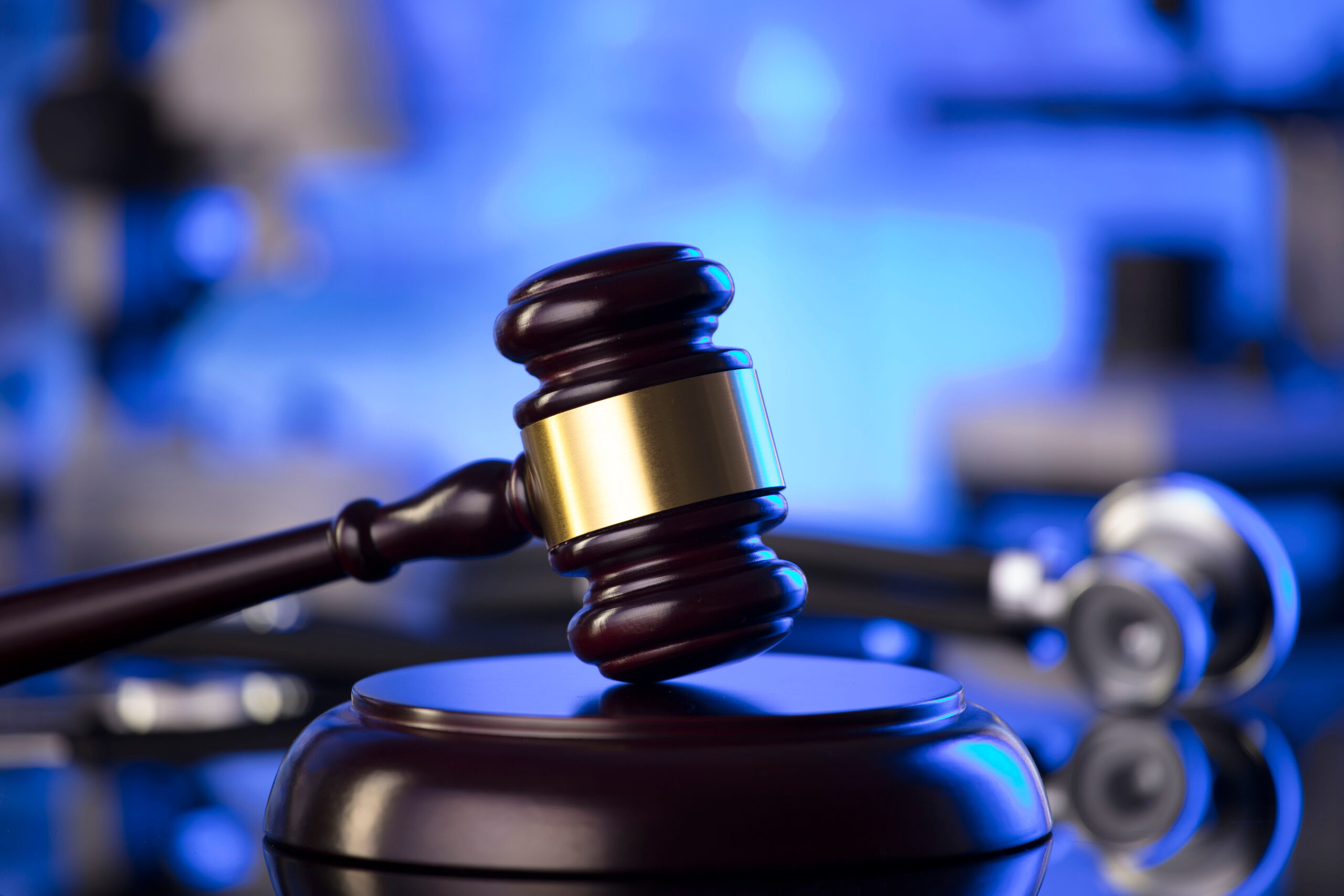 A legal gavel and medical stethoscope symbolizing the intersection of healthcare and law in an Ogden wrongful death case.